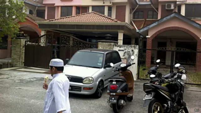 Nhà của cơ trưởng MH370 đã bị cảnh sát khám xét