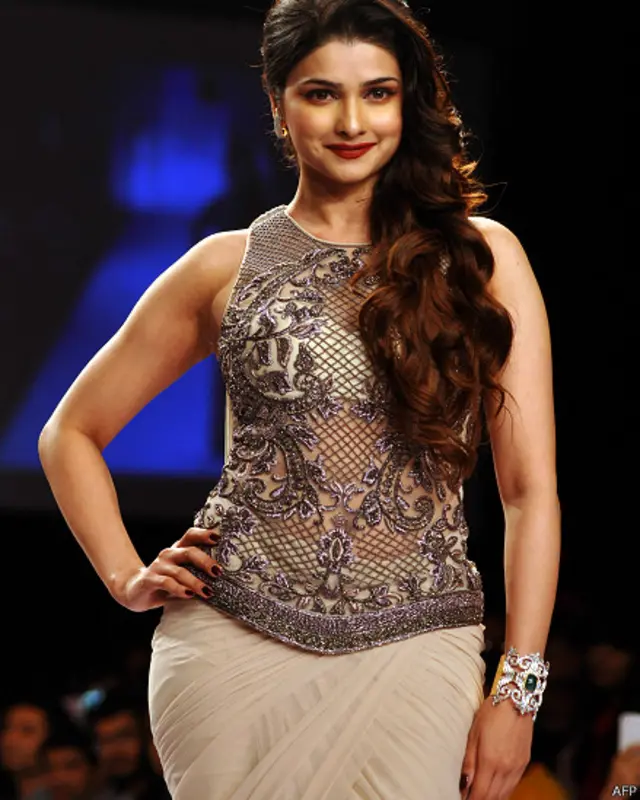 بالی وڈ اداکارہ پراچی ڈیسائی ڈیزائنر سوناکشی راج کے تیار کردہ جوڑے کی نمائش کر رہی ہیں۔