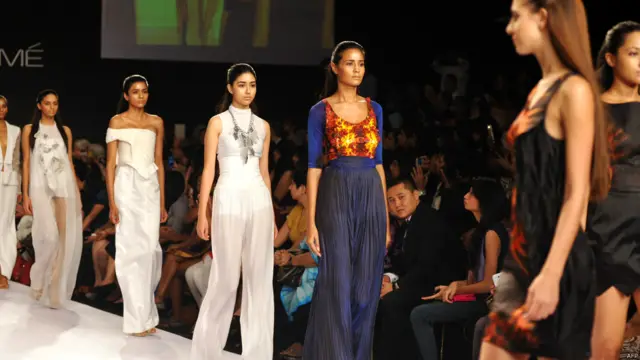 فیشن شو کے پانچویں روز ماڈلز ریمپ پر۔