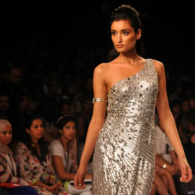 ایک ماڈل کومل سود کے کپڑوں کی نمائش کر رہی ہیں۔ 