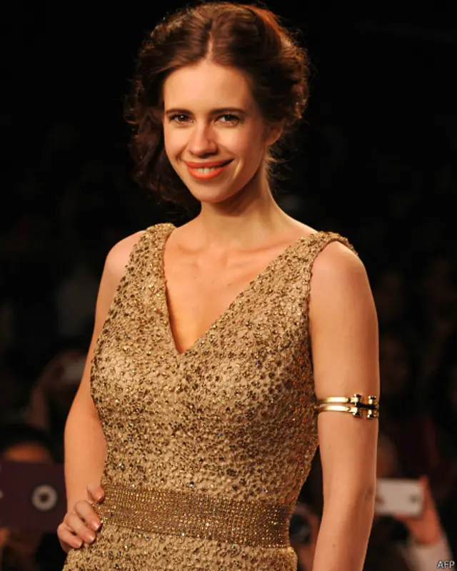 بالی وڈ اداکارہ کلکی کوشلن بھی کومل سود کے جوڑے کی نمائش کر رہی ہیں۔ 