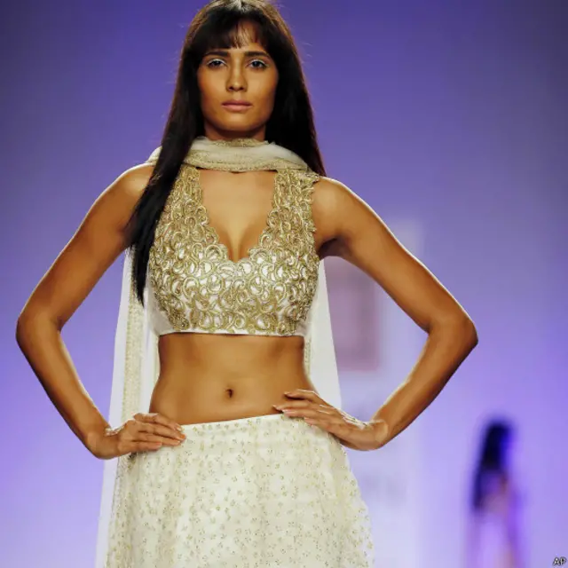 ایک ماڈل شہلا خان کے جوڑے کی نمائش کر رہی ہیں۔ 