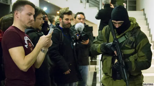 赛凡堡一家住满记者的酒店被不明身份武装闯入，克里米亚警方声称是演练。 