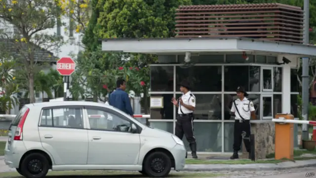 MH370機長扎哈里家所在小區大門口的保安人員（2014年3月15日）