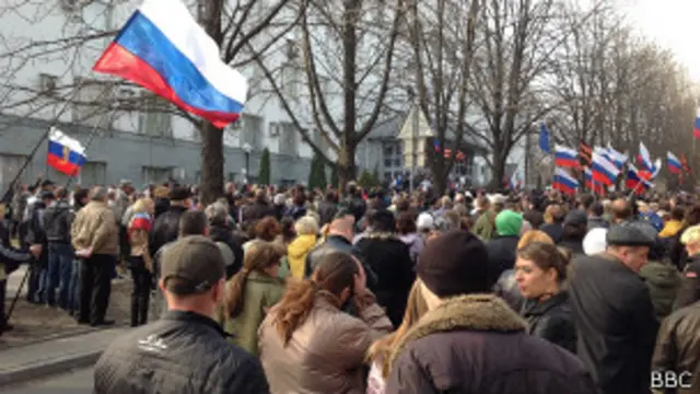 成百上千支持俄罗斯的抗议者在乌克兰东部城市顿涅茨克冲进检察官办公室，要求释放上周被捕的活动人士。