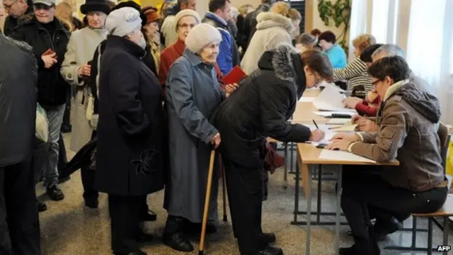 克里米亚地区各投票站从星期天（3月16日）早晨8时（格林尼治标准时间6时）开放，约150万名合资格选民有12小时时间投票表态。 