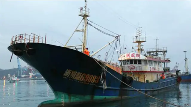 Juru bicara Kemenlu Cina, Hua Chunying, mengatakan kapal nelayan Cina menangkap ikan di tempat yang secara tradisi biasa dikunjungi nelayan-nelayan Cina.