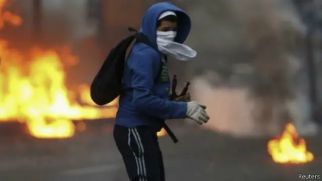 مخالفان و پلیس دیروز در کاراکاس درگیر شدند. آقای مادورو گفت که با زور هم که شده جلوی معترضان را خواهد گرفت