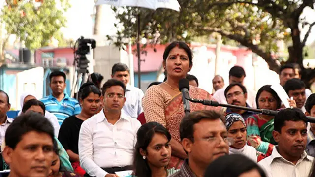 মন্তব্য করছেন একজন দর্শক