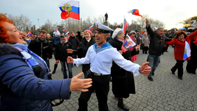 عده‌ای از اهالی سواستوپول، بندری که روسیه در آن پایگاه نظامی دارد، رفراندوم را جشن گرفته‌اند