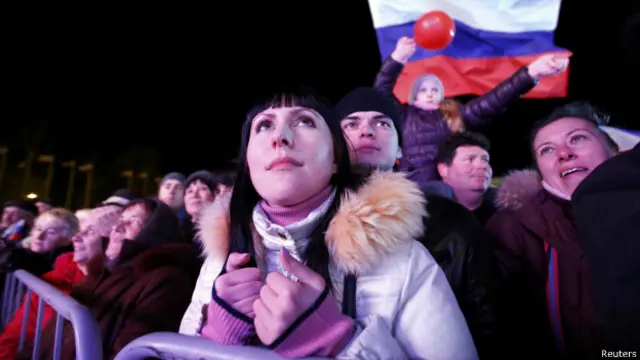 Manifestantes pró-Russia aguargam resultado de referendo em Simferopol (foto: Reuters)