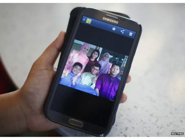 අක්මාර් හමීඩ් සිය බිරිඳ සමඟ යානයට ගොඩ වූයේ මධු සමය ගත කිරීම සඳහා චීනයට යාමටයි