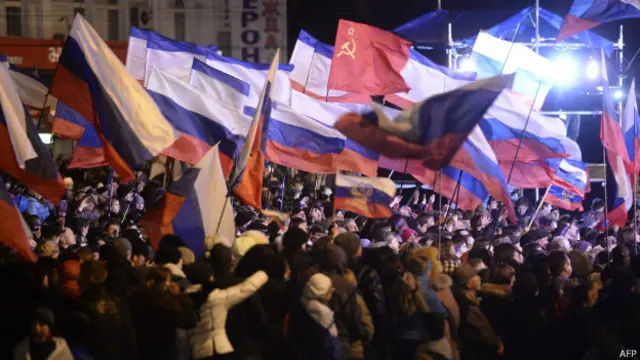 Multidão celebra resultado parcial de referendo em Simferopol (foto: AFP)