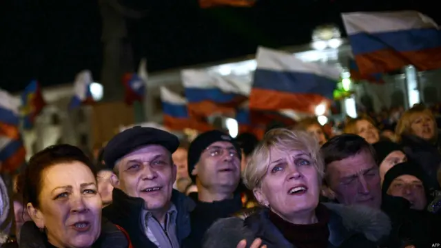 کرائمیا کے عوام اس بات کا فیصلہ کرنے کے لیے ریفرینڈم میں حصہ لے رہے تھے کہ آیا یہ خطہ روس سے دوبارہ الحاق کر لے یا پھر مزید خودمختاری کے ساتھ یوکرین کا ہی حصہ رہے۔