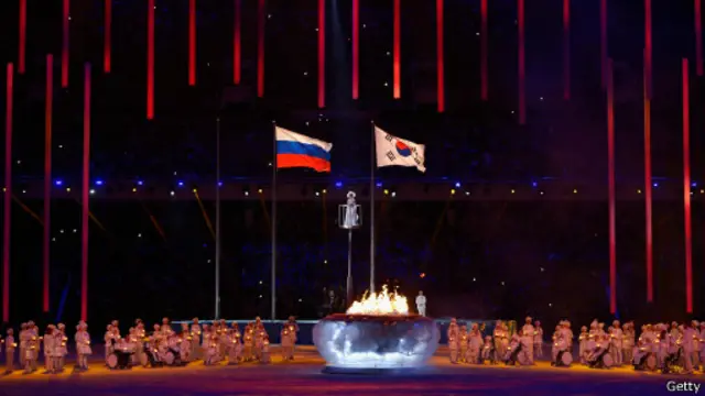 Церемонія відбулась на стадіоні Фішт. Росія передала естафету Піденній Кореї