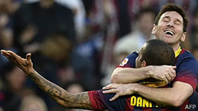Dani Alves felicita a Lionel Messi