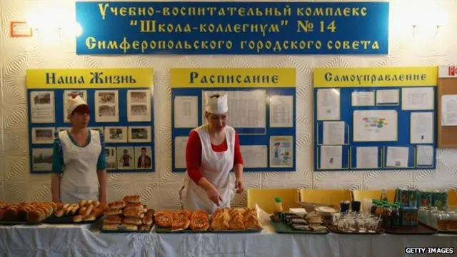 د کریمیا مرکز سمیفروپول د رای اچونې په یوه مرکز کې خواړه او څښاک هم برابر شوي وو.