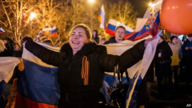 Крымда айрым шаарларда референдумдун жыйынтыгы чыга электе эле майрамдап башташты.