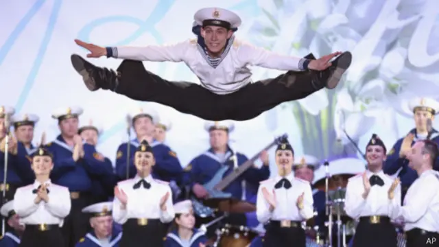 ناوگان روسیه در دریای سیاه در جشن موافقان پیوستن به روسیه شرکت داشت و برایشان برنامه اجرا کردند.