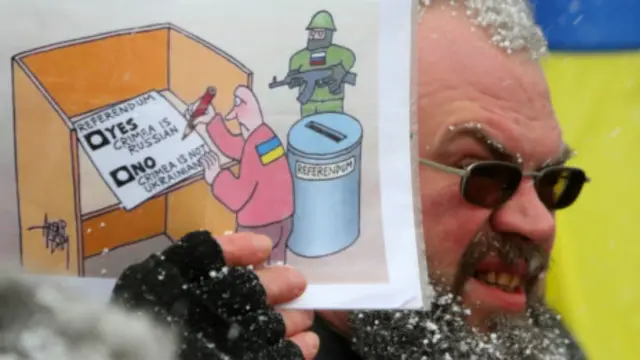 یکی از مخافان روسیه در تظاهرات در مقابل سفارت روسیه در ویلنیوس پایتخت لیتوانی