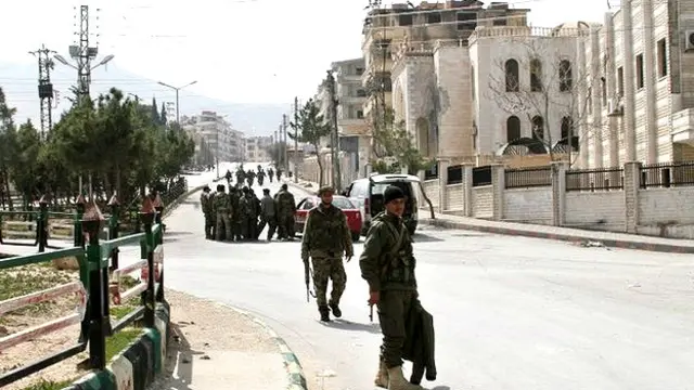 حزب اللہ کے ٹی وی چینل المنار نے یبرود میں چند شامی فوجیوں کو گھومتے دکھایا ہے