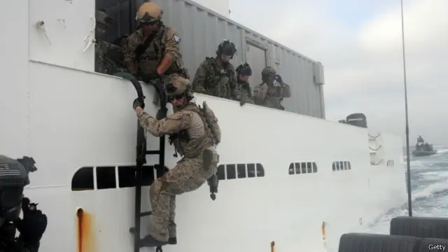 القوات الخاصة الأمريكية تستولي على ناقلة كانت تهرب النفط الليبي