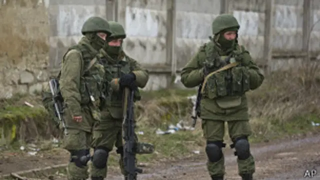 Soldados pró-Rússia montam guarda do lado de fora de uma base militar na cidade ucraniana de Perevalne, em imagem do dia 17 de março de 2014 (AP)