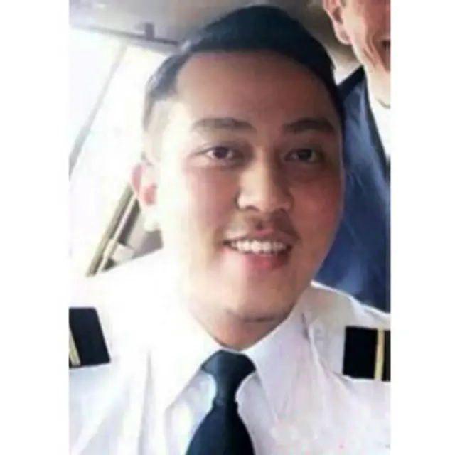 آخرین مکالمه را با برج مراقبت کمک خلبان عبدالحمید انجام داده است