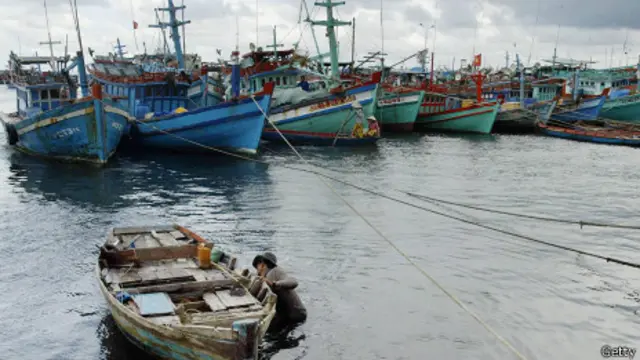 Các tàu cá Việt Nam thường bị 'tàu lạ' đâm chìm khi đánh bắt trên Biển Đông