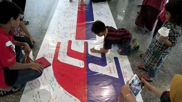 ගුවන් නියමු සහාරි අහමඩ් ෂාගේ නිවසේ ගුවන් යානා ආදර්ශයක 'ශ්‍රී ලංකාවේ ගුවන් පථද ඇතුලත්'