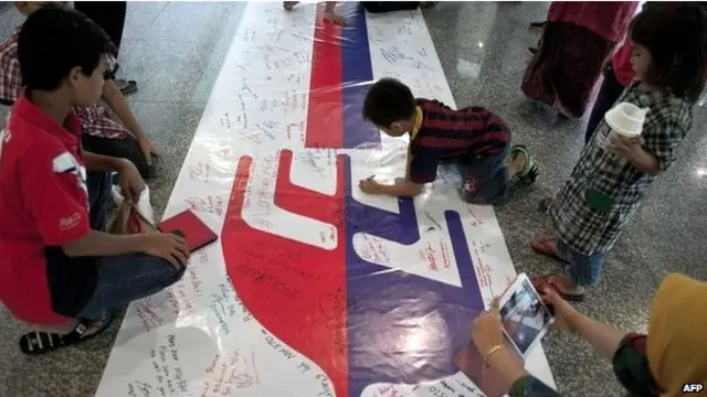 Trẻ em vẽ máy bay MH370