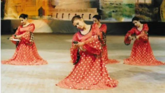 صبرية في أحد عروض الفنون الشعبية