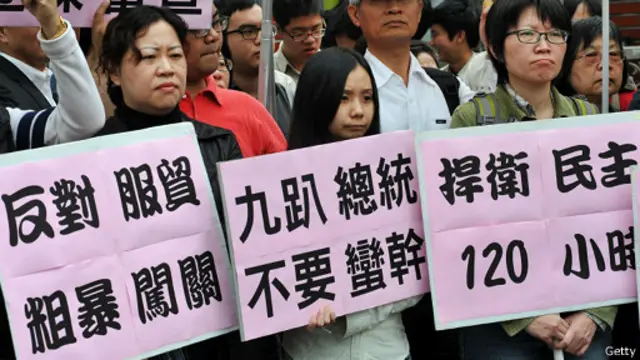 除了立法院内的冲突外，立法院外有数十个公民团体集结声援在野党实质审查协议的立场。