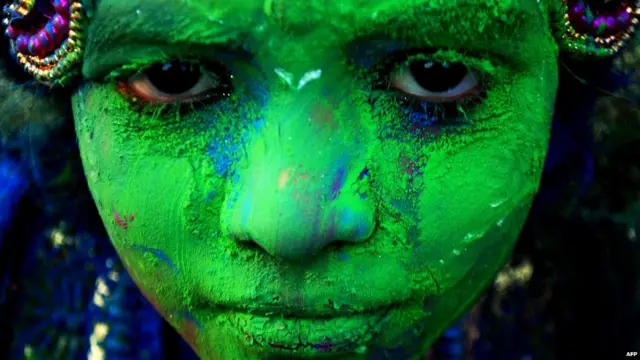 Anak kecil merayakan festival Holi