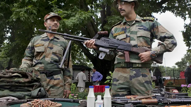 भारत के सैनिक हथियार देखते हुए