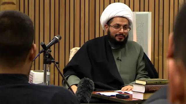 ياسر الحبيب في احدى محاضراته.