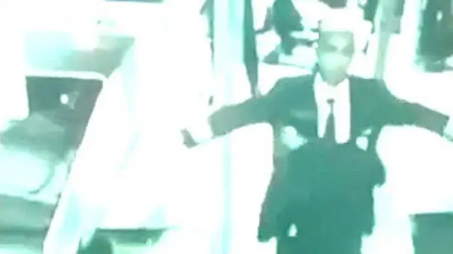 این آخرین تصویر از خلبان پرواز مفقود شده است که دقایقی قبل از پرواز توسط دوربین‌های مداربسته تهیه شده است