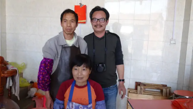 经营越南卷粉的难侨夫妻与吴日灯