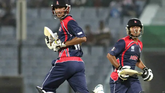 نیپال کے کپتان پارس کھڈکا اور گیانندر ملّہ ہانگ کانگ کے خلاف کوالیفائنگ میچ میں رنز لیتے ہوئے دیکھے جا سکتے ہیں۔