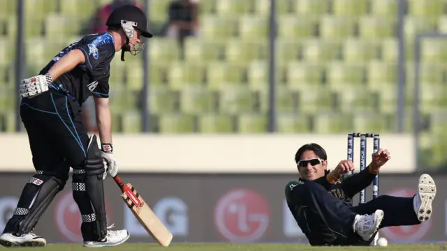 نیوزی لینڈ کے خلاف میچ میں سعید اجمل اپنی ہی گیند پر بالنگ کرتے ہوئے زمین پر گر پڑے۔