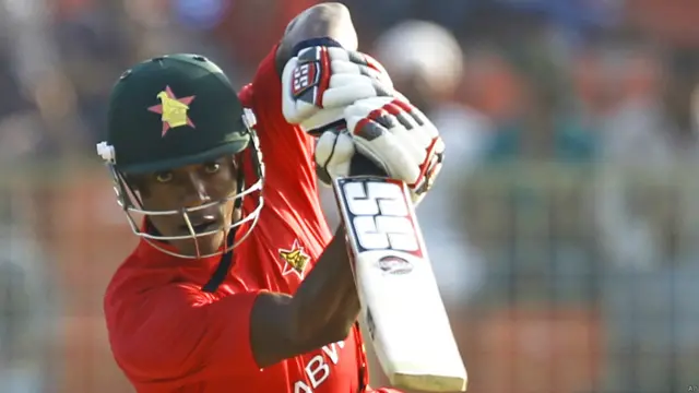 زمبابوے کے کھلاڑی ووسی سیبندا آئر لینڈ کے خلاف میچ میں شاٹ کھیلتے ہوئے۔
