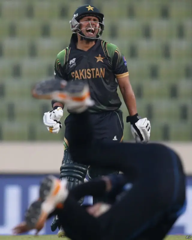 کامران اکمل نے اوپنگ کی اور نصف سنچری سکور کی۔