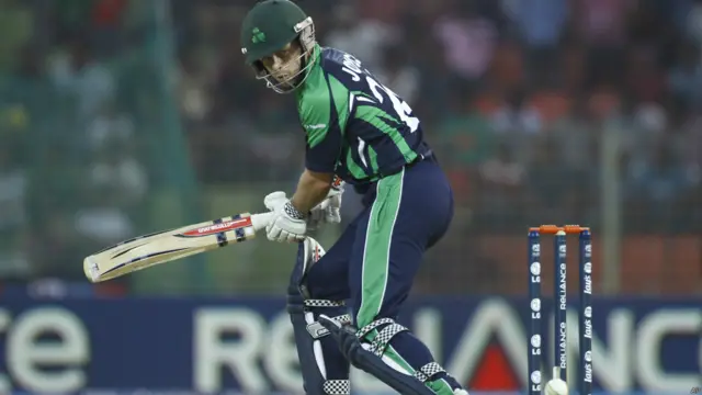 آئرلینڈ کے کھلاڑی ایڈ جوائس نے اٹھائیس گیندوں پر بائیس رنز سکور کیے۔