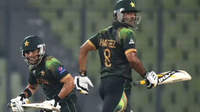 کپتان حفیظ اور کامران اکمل کے درمیان شراکت کامیاب رہی اور دونوں نے نصف سنچری سکور کئیں۔