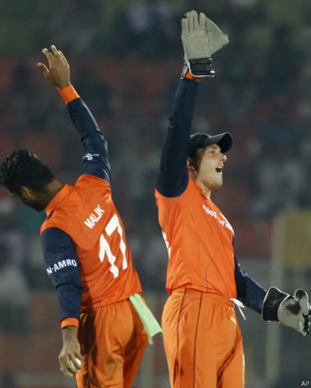 ہالینڈ کے کھلاڑی وکٹ حاصل کرکے خوشی کا اظہار کرتے ہوئے۔