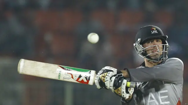 متحدہ عرب امارات کے روہن مصطفی ہالیڈ کے خلاف میچ میں ایک شاٹس کھیلتے ہوئے۔