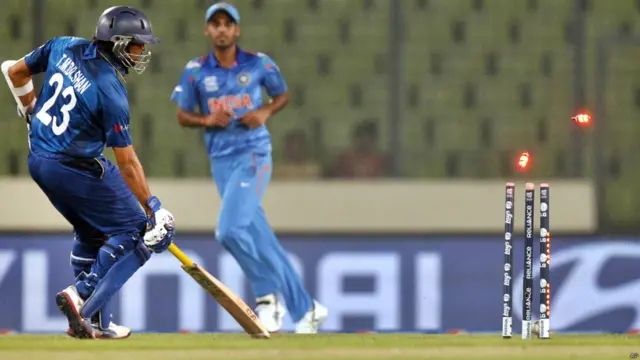 سری لنکا نے بھارت کو ایک شدید مقابلے کے بعد آخری اوور میں ہرا دیا۔ ملنگا نے آخری اوور میں تین وکٹیں حاصل کئیں۔