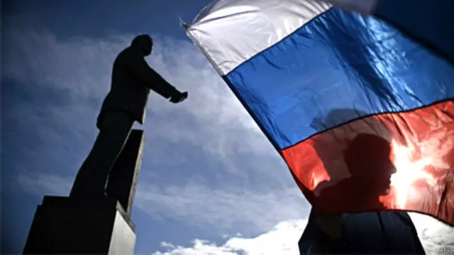 Bandeira russa na Crimeia (BBC)