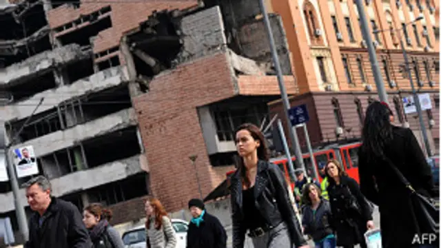 calle de Belgrado con rastros del ataque de la OTAN