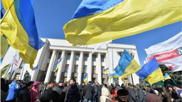 في العاصمة الأوكرانية كييف، تجمع الأوكرانيون أمام البرلمان للتعبير عن تأييدهم لسعي الحكومة الغاء إجراءات روسيا في القرم.